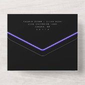 Coole Neon Lila Lights Schwarze Moderne Hochzeit All In One Einladung (Rückseite)