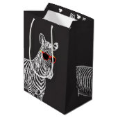 Coole niedliche Zebraweiße Skizze mit Brille Mittlere Geschenktüte (Rückseite Schrägansicht)