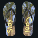 Coole Palm Trees Blue Sky Flip Flops bleibe Badesandalen<br><div class="desc">Palm Trees mit einem Hübschen Blue Sky Unisex Flip Flops. Mit der Formulierung in einer sonnigen gelben, Bleibe Cool. Ideal für Sommerspazierwappen für Männer oder Frauen, die den Sommer und den Sand zwischen ihren Zehen Lieben, oder für eine Hochzeit in Urlaubsort am Strand. Mit einem blauen Strap dargestellt. Wählen Sie...</div>