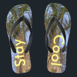 Coole Palm Trees Blue Sky Flip Flops bleibe Badesandalen<br><div class="desc">Palm Trees mit einem Hübschen Blue Sky Unisex Flip Flops. Mit der Formulierung in einer sonnigen gelben, Bleibe Cool. Ideal für Sommerspazierwappen für Männer oder Frauen, die den Sommer und den Sand zwischen ihren Zehen Lieben, oder für eine Hochzeit in Urlaubsort am Strand. Mit einem blauen Strap dargestellt. Wählen Sie...</div>