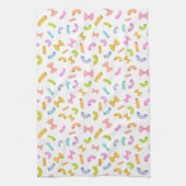 Coole Pasta mit bunten Makkaroni-Mustern auf Weiß Geschirrtuch (Vertikal)