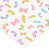 Coole Pasta mit bunten Makkaroni-Mustern auf Weiß Tischdecke (Schrägansicht)