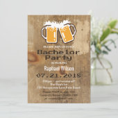 Coole Pixel Beers & Wood Bachelor Party Einladung (Stehend Vorderseite)
