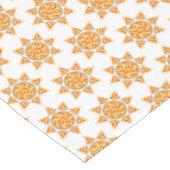 Coole Pizza schneidet das Sonnenmuster auf Weiß Tischdecke (Schrägansicht)