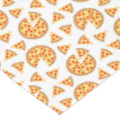 Coole Pizzas und Schnitte auf Weiß Tischdecke (Schrägansicht)