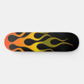 Coole Rot-Gelb-Flammen auf Schwarz Skateboard (Horizontal)