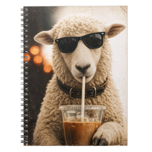 Coole Schafe trinken eisgekühlten Kaffee Notizblock
