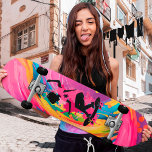 Coole Skateboards für Mädchen<br><div class="desc">Dieses lebendige Kunstwerk, das unter Verwendung einer einzigartigen Technik der gemischten Mediengrafik erstellt wurde, ist eine exquisite Darstellung eines bezaubernden Mädchens auf einem Skateboard vor einem Hintergrund von Wirbel und Regenbögen!</div>