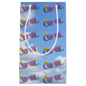 Coole Sonnenbrille mit Sonnenschein am Himmel Kleine Geschenktüte (Vorderseite)