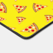 Coole und lustige Pizzaslicen in Neongelb Schreibtischunterlage (Ecke)