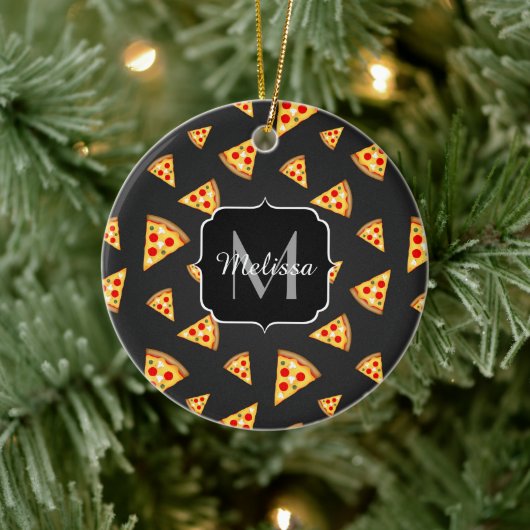 Coole und lustige Pizzaslicmuster Monogram Keramik Ornament (Baum)