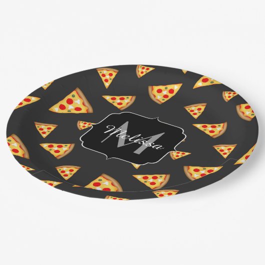 Coole und lustige Pizzaslicmuster Monogram Pappteller (Schrägansicht)