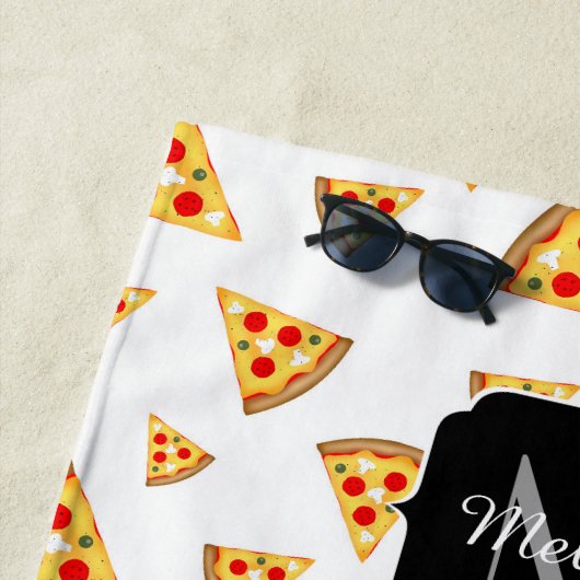 Coole und lustige Pizzaslicmuster Monogramm weiß Strandtuch (Beispiel)