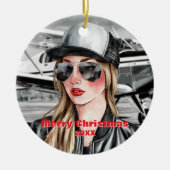 Coole weibliche Pilotin und Cessna-Flugzeug in Aqu Keramik Ornament (Vorne)