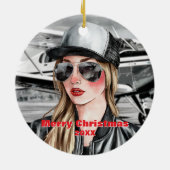 Coole weibliche Pilotin und Cessna-Flugzeug in Aqu Keramik Ornament (Hinten)