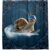 Cooler als die Erholung, die Snowboardsnail. Duschvorhang (Vorderseite)