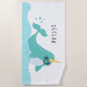Cooler arktischer Narwhal mit Brillenwal Cartoon Strandtuch (Vorderseite)