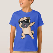 Cooler betupfender Mops-Hund in den Sonnenbrillen T-Shirt (Vorderseite)