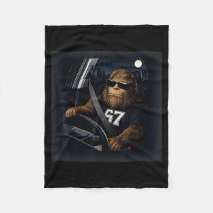 Cooler Bigfoot fährt 67 Sungles Lustige Geschenke Fleecedecke