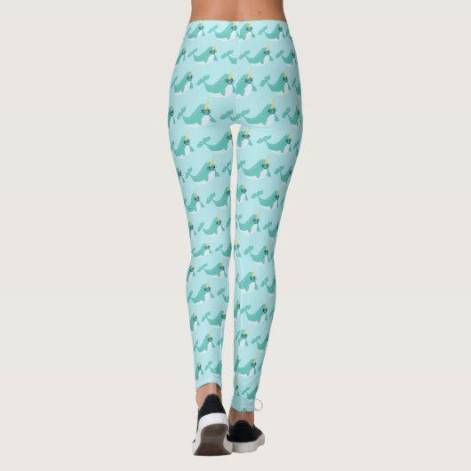 Cooler blauer Narwhal mit Glasmuster Leggings (Rückseite)