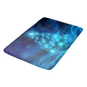 Cooler Blauer Weihnachtsbaum mit glänzenden Lichte Badematte (Schrägansicht)