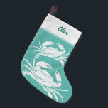 Cooler Blue Crab Custom Beach Kleiner Weihnachtsstrumpf<br><div class="desc">Cooler nautischer WeihnachtsStrumpf mit grunen weißen Krabben und IHREM NAMEN. Fügen Sie Ihren eigenen Text, Monogramm, Familienname, Beachhouse-Namen, Jahr festgelegt, etc - oder wenn Sie es vorziehen, löschen Sie einfach den Text. Sie können sogar die Hintergrundfarbe ändern, wenn Sie möchten, klicken Sie einfach weiter und wählen Sie Ihre gewünschte Farbe....</div>