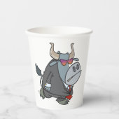 Cooler Business Bull im Anzug mit Sonnenbrille Pappbecher (Vorderseite)