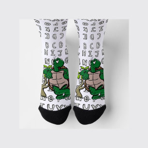 Cooler Cartoon der grünen Schildkröte mit Alphabet Socken