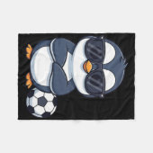 Cooler Cartoon-Pinguin-Fußballspieler Fleecedecke (Vorderseite (Horizontal))