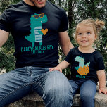 Cooler Dino Daddysaurus Rex Neuer Vater-Tag T-Shirt<br><div class="desc">Individuell gestaltbares Textdesign mit einem coolen aquamarinen T-Rex in einer Sonnenbrille mit Herzenslust,  Geschenk für den Vatertag,  Geburtstag oder Weihnachten. Finden Sie ein passendes Kinderdinosaurier-Shirt in meiner Sammlung "Daddy and me designs".</div>