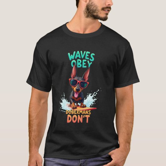 Cooler Dobermann Pinscher Surferhund T-Shirt (Vorderseite)