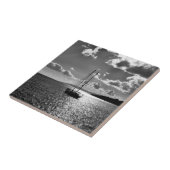 Cooler dramatischer Himmel über Yacht auf See Fliese (Seite)