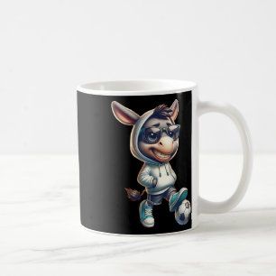 Cooler Esel-Fußballspieler mit Sonnenbrille und Ho Kaffeetasse