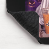 Cooler Geist trinkt kalten Kaffee Halloween Mousepad (Ecke)