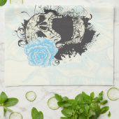 Cooler gotischer Schädel und Blaue Rose Handtuch (Gefaltet)