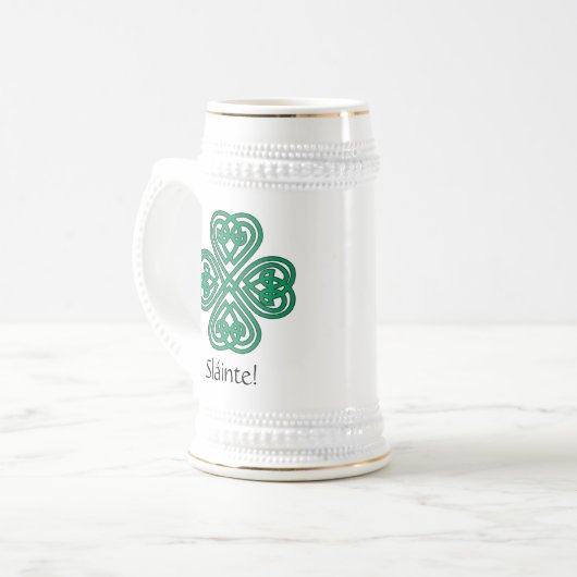 Cooler grüner keltischer Knoten Kreuz Klee Sláinte Bierglas (Vorderseite Links)