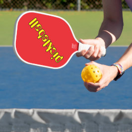 Cooler, hellgelber Diagonaltext mit sportivem Rot Pickleball Schläger