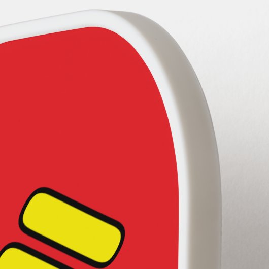 Cooler, hellgelber Diagonaltext mit sportivem Rot Pickleball Schläger (Linke Seite)