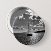 Cooler Himmel über der Yacht auf See Button (Vorne & Hinten)