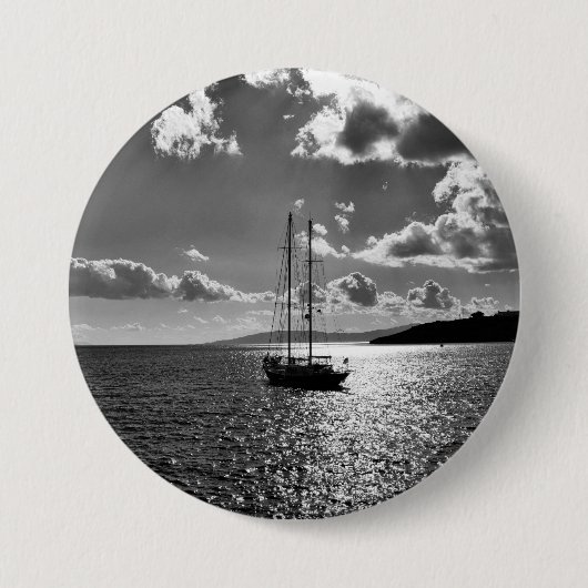 Cooler Himmel über der Yacht auf See Button (Vorderseite)