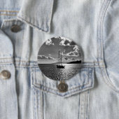 Cooler Himmel über der Yacht auf See Button (Beispiel)