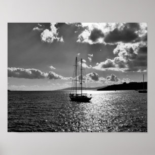 Cooler Himmel über der Yacht auf See Poster