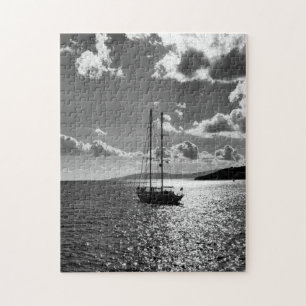 Cooler Himmel über der Yacht auf See Puzzle