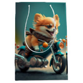 Cooler Hund, der eine Motorradgeschenktasche fährt Mittlere Geschenktüte (Vorderseite)