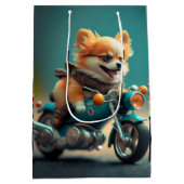 Cooler Hund, der eine Motorradgeschenktasche fährt Mittlere Geschenktüte (Rückseite)