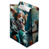 Cooler Hund, der eine Motorradgeschenktasche fährt Mittlere Geschenktüte (Rückseite Schrägansicht)