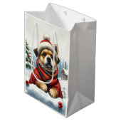Cooler Hund in Preppy Winter Attraktion und Hat Wi Mittlere Geschenktüte (Vorderseite Schrägansicht)