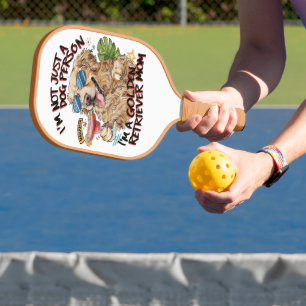 Cooler Hund mit Sonnenbrille und Schlummergetränk Pickleball Schläger