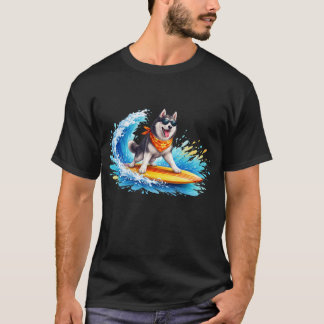 Cooler Husky-Hund, der auf einer Welle surft T-Shirt