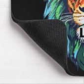 Cooler König – Farbiger Löwe mit Sonnenbrille-Desi Mousepad (Ecke)